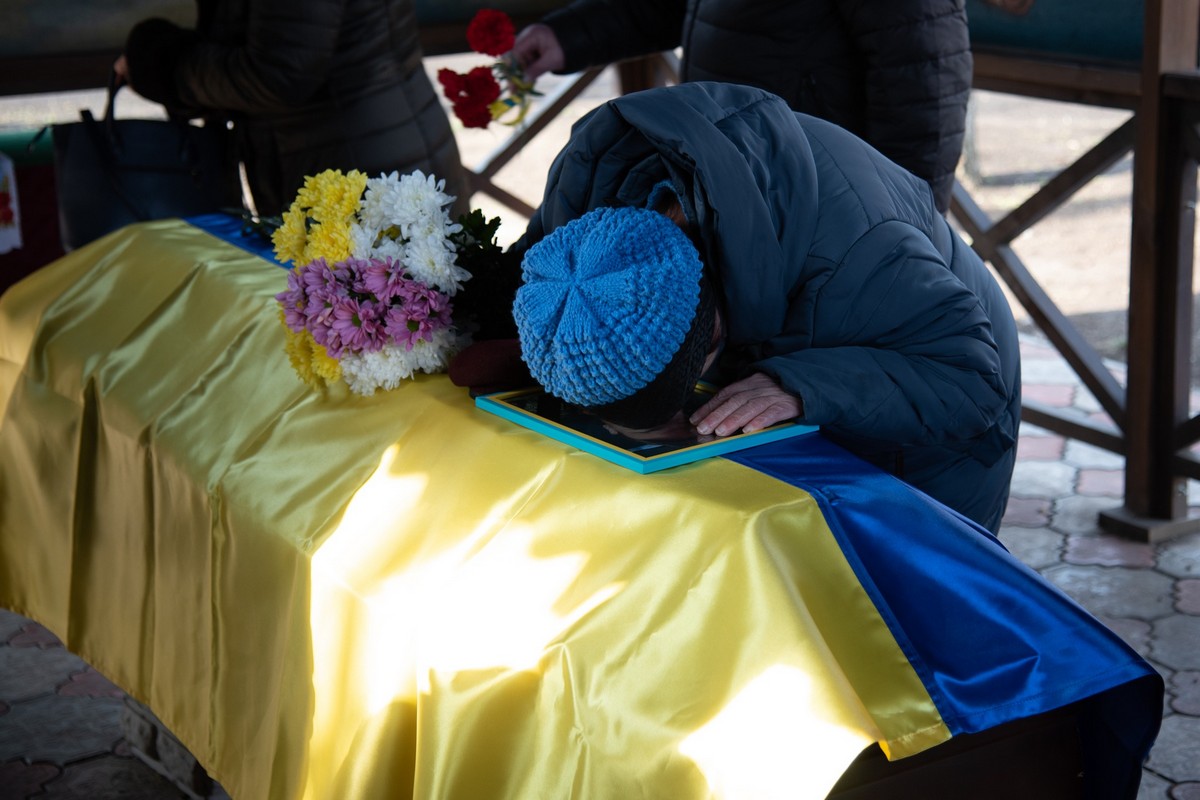 Нікополь сьогодні прощався з полеглим Захисником: фото