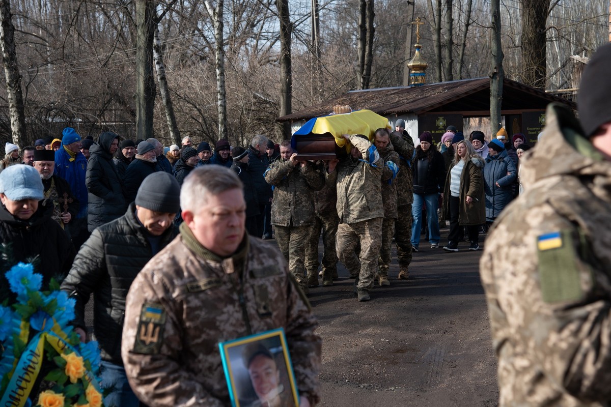 Нікополь сьогодні прощався з полеглим Захисником: фото