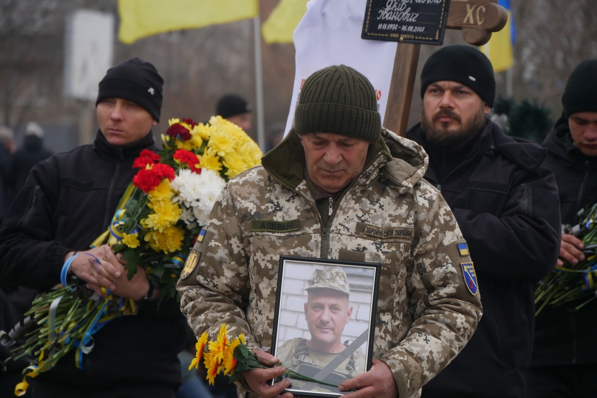 У Покрові сьогодні прощалися із Захисником: фото