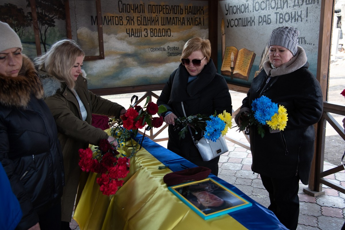 Нікополь сьогодні прощався з полеглим Захисником: фото