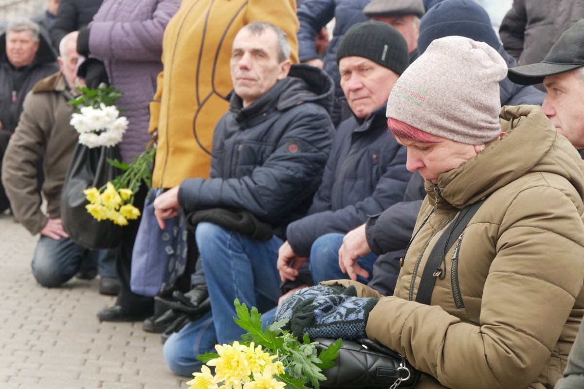 У Покрові сьогодні прощалися із Захисником: фото