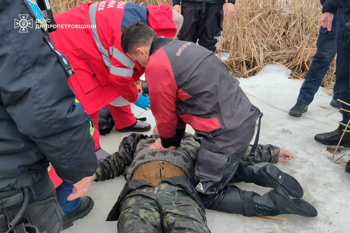 У Дніпрі рибалка провалився під кригу: на жаль, його не змогли реанімувати 1 У Дніпрі рибалка провалився під кригу: на жаль, його не змогли реанімувати