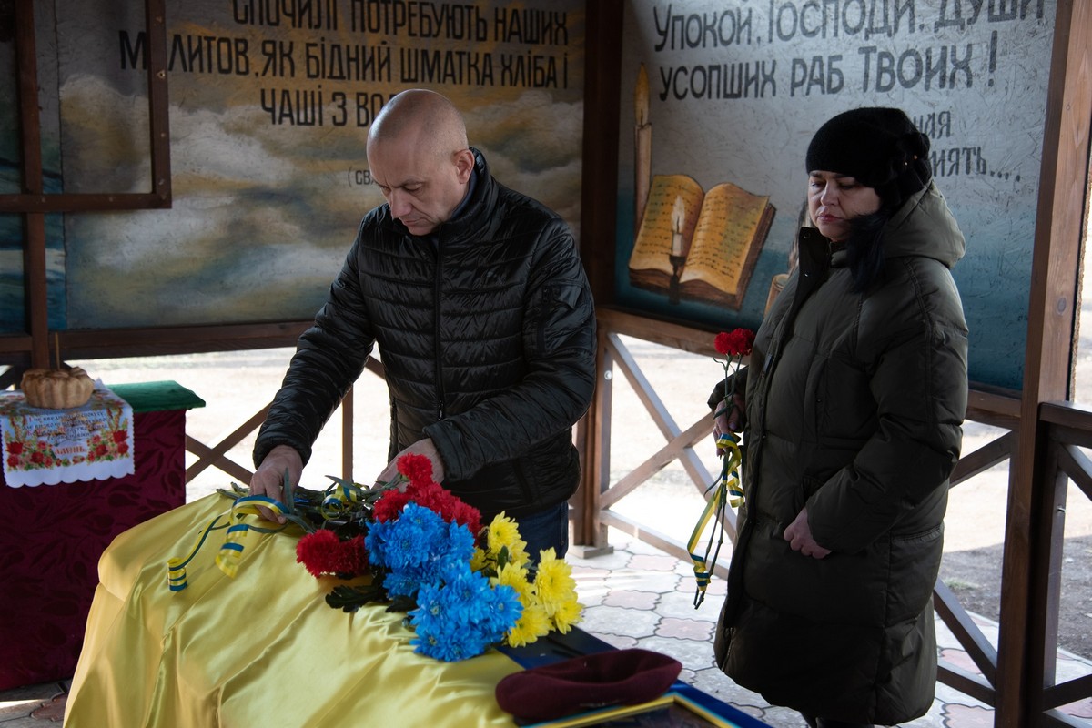 Нікополь сьогодні прощався з полеглим Захисником: фото