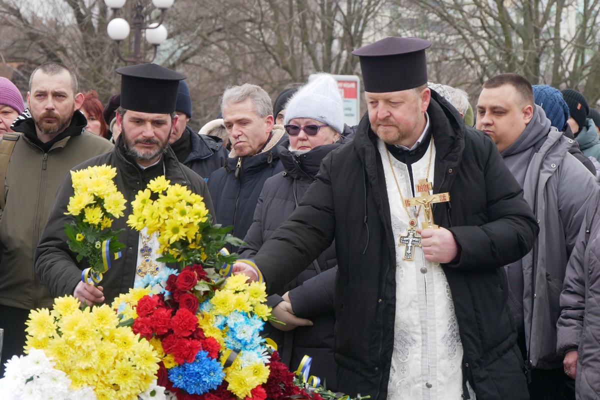 Проводжали під сигнал електровоза… У Покрові сьогодні прощалися із Захисником (фото)