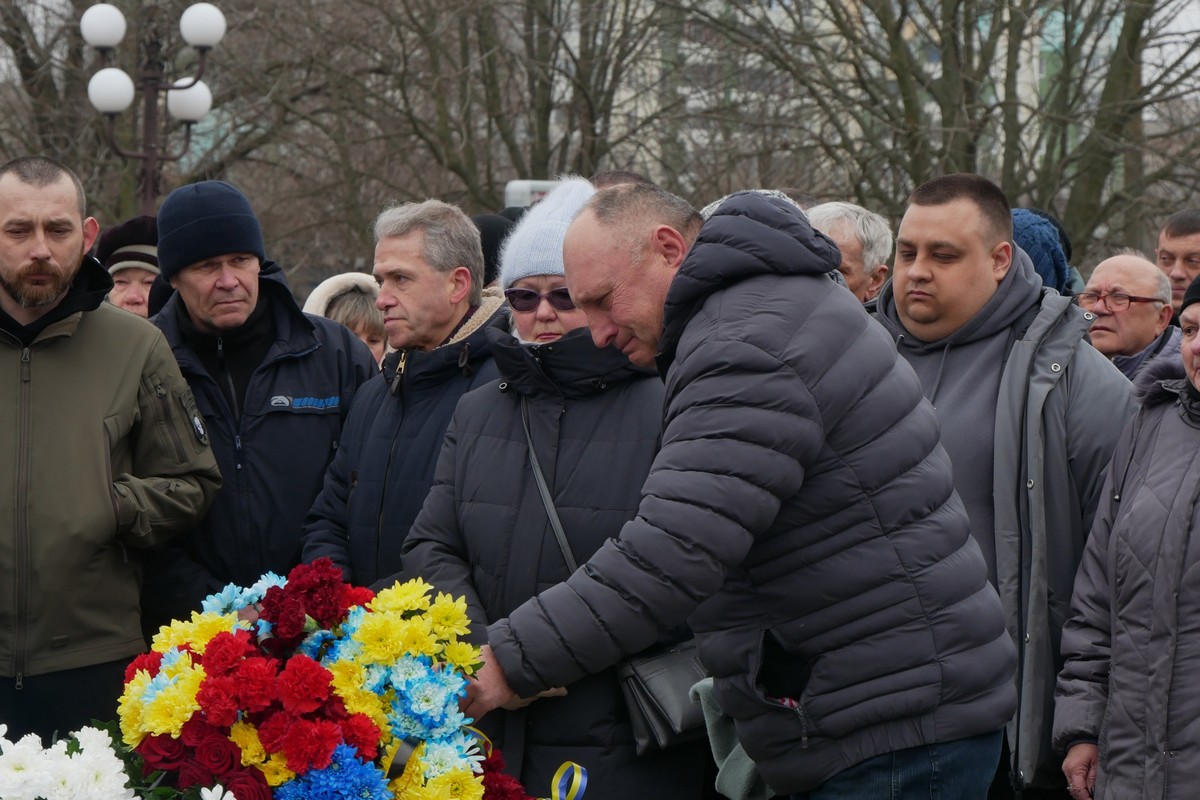 У Покрові сьогодні прощалися із Захисником: фото