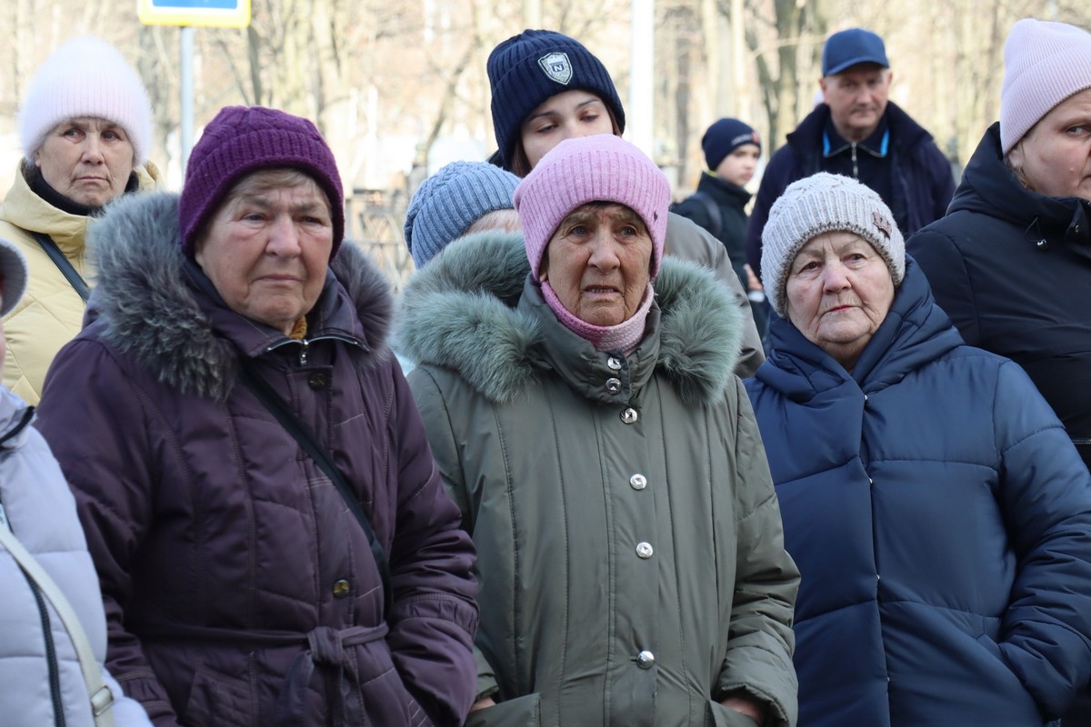 У Покрові сьогодні відкрили меморіальну дошку Захиснику: фото