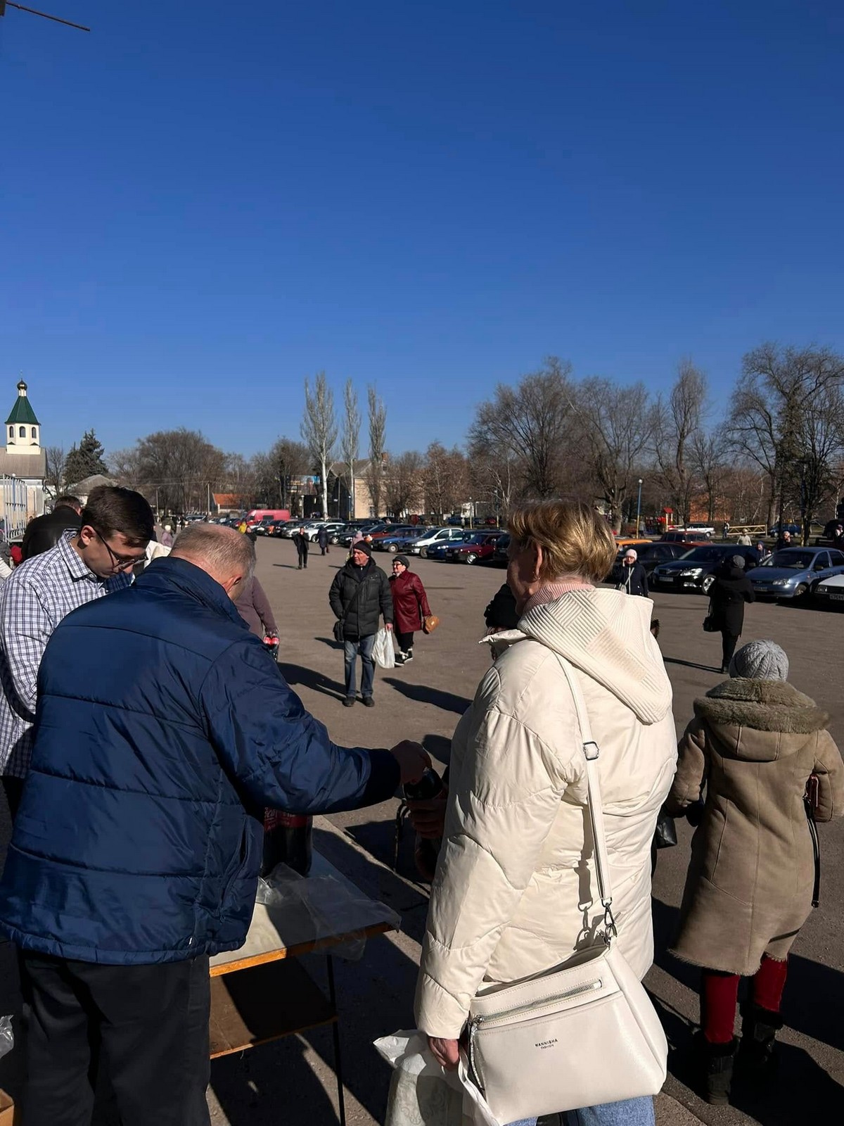 У Томаківці на центральній площі роздали всім бажаючим Соса-Соla (фото)