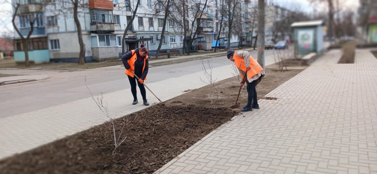 У Покрові комунальники приступили до сезонних робіт попри примхливу весну (фото)