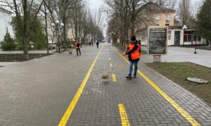 У Покрові комунальники приступили до сезонних робіт попри примхливу весну (фото)