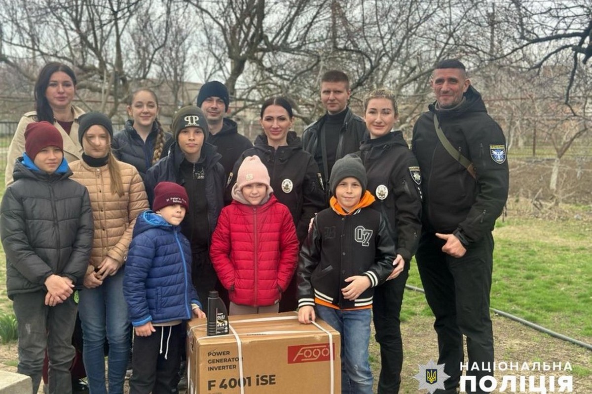 На Нікопольщині поліцейські розвезли генератори від благодійників у будинки сімейного типу