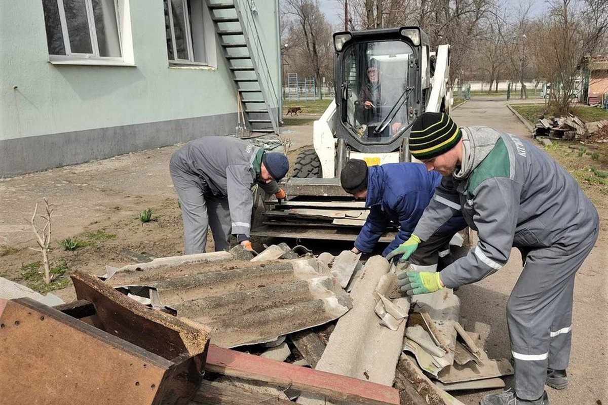 Нікополь під обстрілами продовжує жити: комунальники усувають наслідки атак і виконують інші роботи з благоустрою 1 Нікополь під обстрілами продовжує жити: комунальники усувають наслідки атак і виконують інші роботи з благоустрою