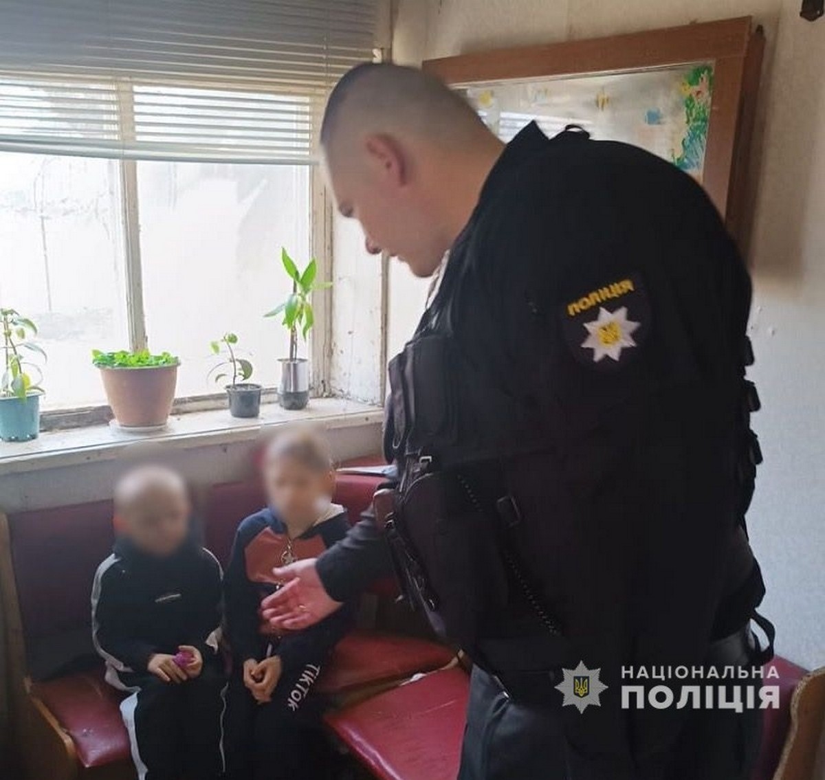 У Нікополі голодний і розгублений 7-річний хлопчик сидів посеред вулиці, яка постійно обстрілюється…