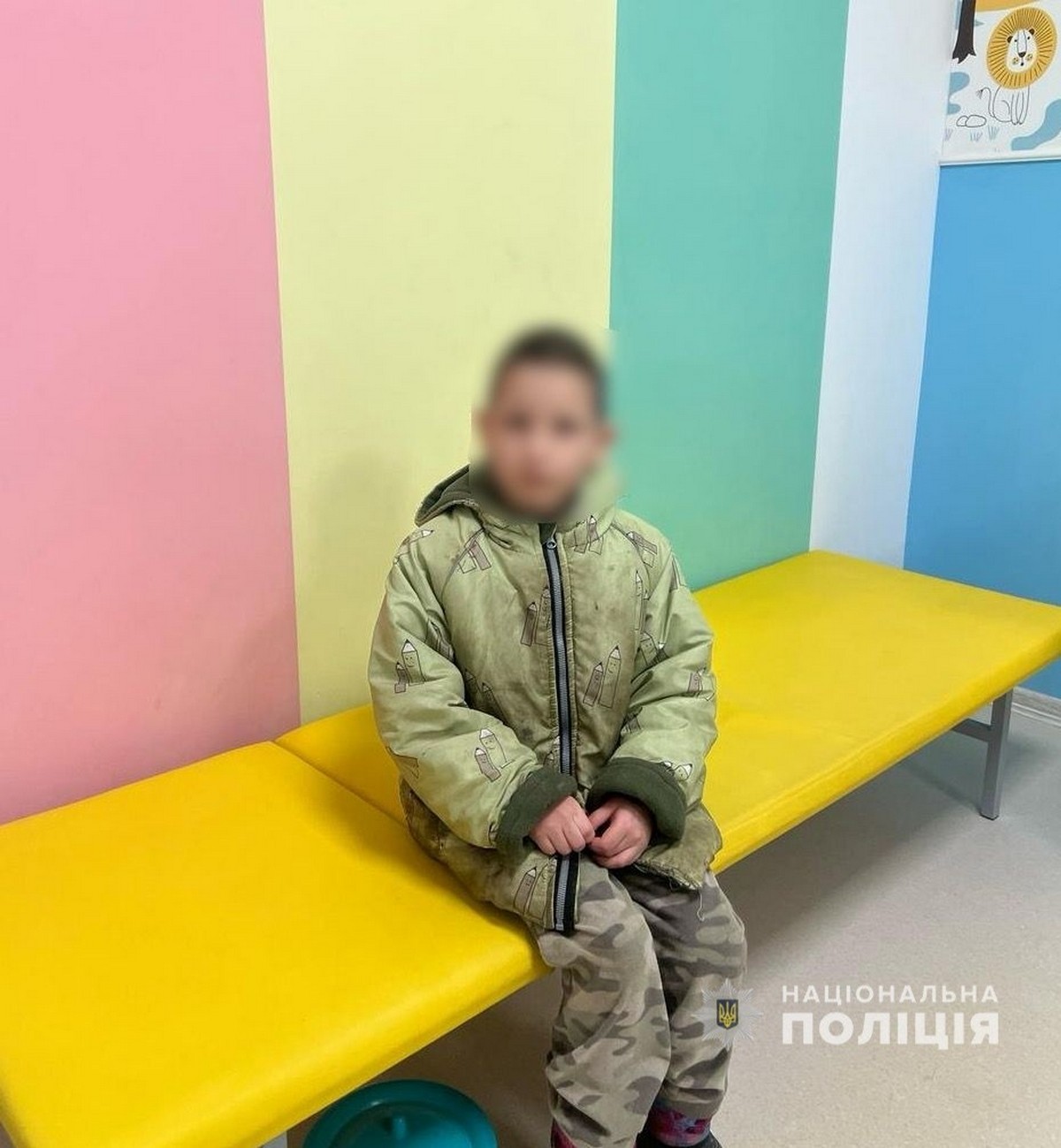 У Нікополі голодний і розгублений хлопчик сидів посеред вулиці, яка постійно обстрілюється. Як з’ясувалося, він відстав від рідних і загубився. Дитину врятував поліцейський. А матір хлопчика вдалося розшукати лише наступного дня...