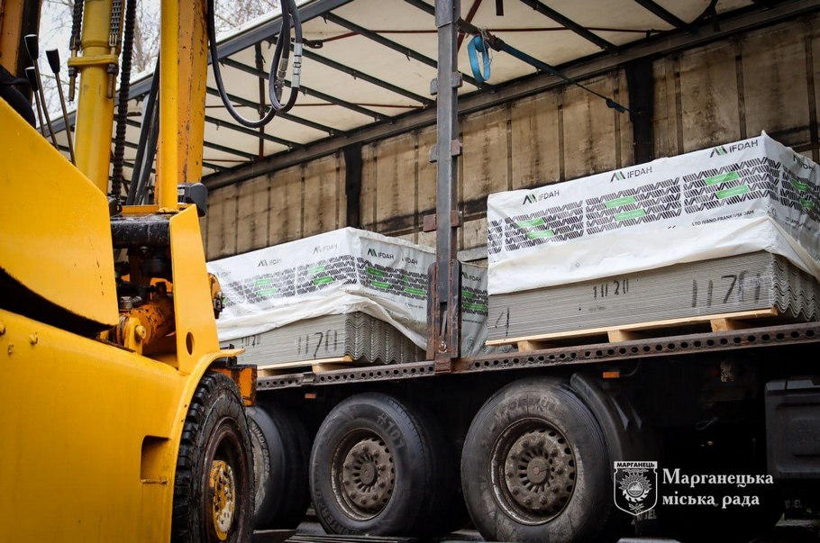Марганецька громада отримала вантаж будівельних матеріалів від чеської організації «Peopl in need» (фото) 1 Марганецька громада 3