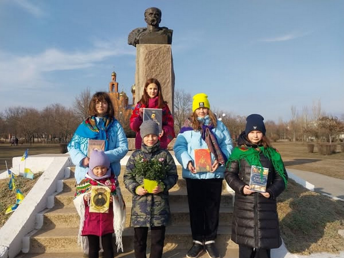 У Покрові відзначили річницю з дня народження Тараса Шевченка (фото) 1 У Покрові відзначили річницю з дня народження Тараса Шевченка (фото)