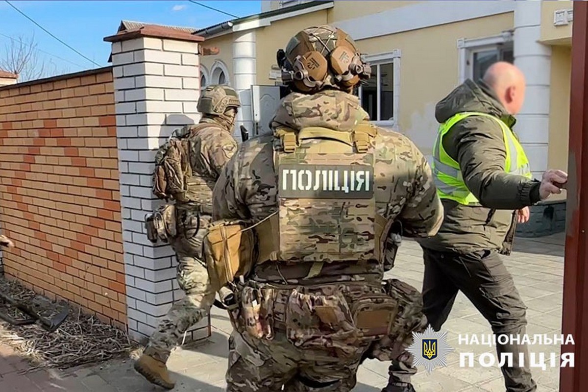 Уродженець Дніпропетровщини тримав у трудовому рабстві 31 людину (фото, відео) 1 Житель Дніпропетровщини тримав у трудовому рабстві 31 людину (фото, відео)