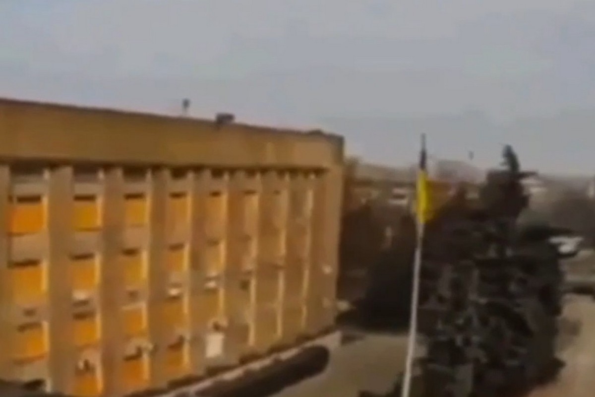 З’явилося відео, як дрон влітає у вікно кабінету мера Нікополя 1 дрон влітає у вікно кабінету мера Нікополя