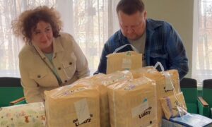 Гуманітарна допомога у Нікополі: роздали набори родинам з дітьми (відео)