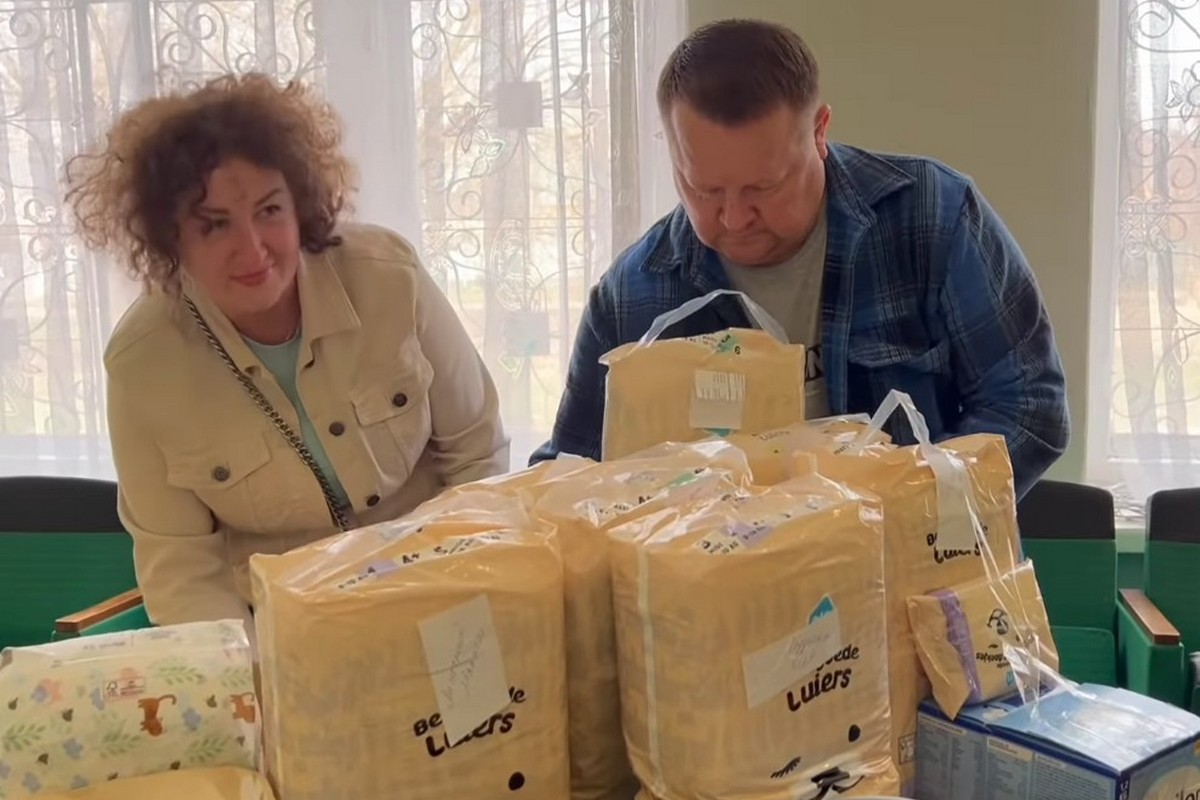 Гуманітарна допомога у Нікополі: роздали набори родинам з дітьми (відео) 1 Гуманітарна допомога у Нікополі: роздали набори родинам з дітьми (відео)