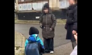 У Покрові школярка змушує дітей вибачатися на колінах – соцмережі