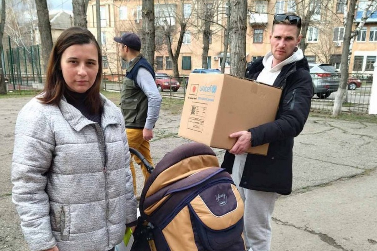 Гуманітарна допомога у Марганці: одяг, взуття, продукти, гігієнічні набори і вода (фото) 1 Гуманітарна допомога у Марганці: одяг, взуття, продукти, гігієнічні набори і вода (фото)