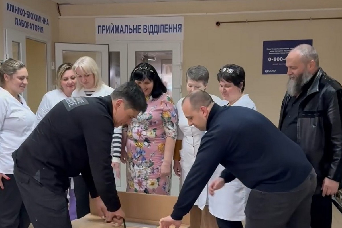 «Це питання життя»: Нікополь отримав станції EcoFlow для медзакладів (відео)