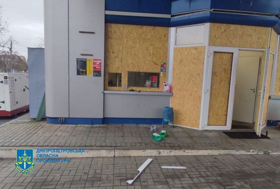 Ворог атакував дроном АЗС у Нікополі і поранив людей: прокуратура розпочала розслідування 1 обстрілу Нікополя