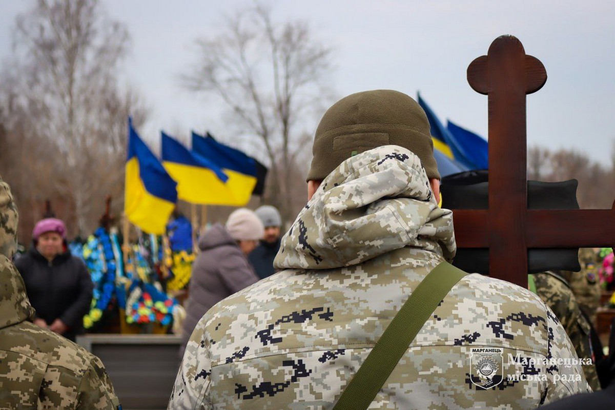 Дуже любив життя і свою рідну землю: у Марганці сьогодні провели в останню путь Героя (фото) 1 Дуже любив життя і свою рідну землю: у Марганці сьогодні провели в останню путь Героя (фото)