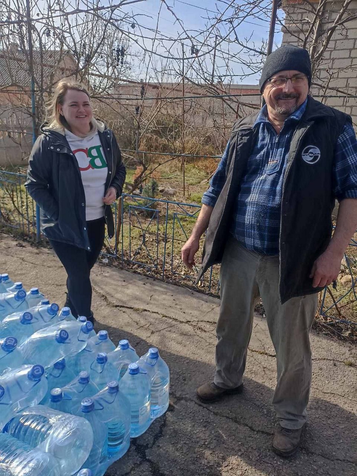 У Марганці роздають одяг та взуття і воду: фото