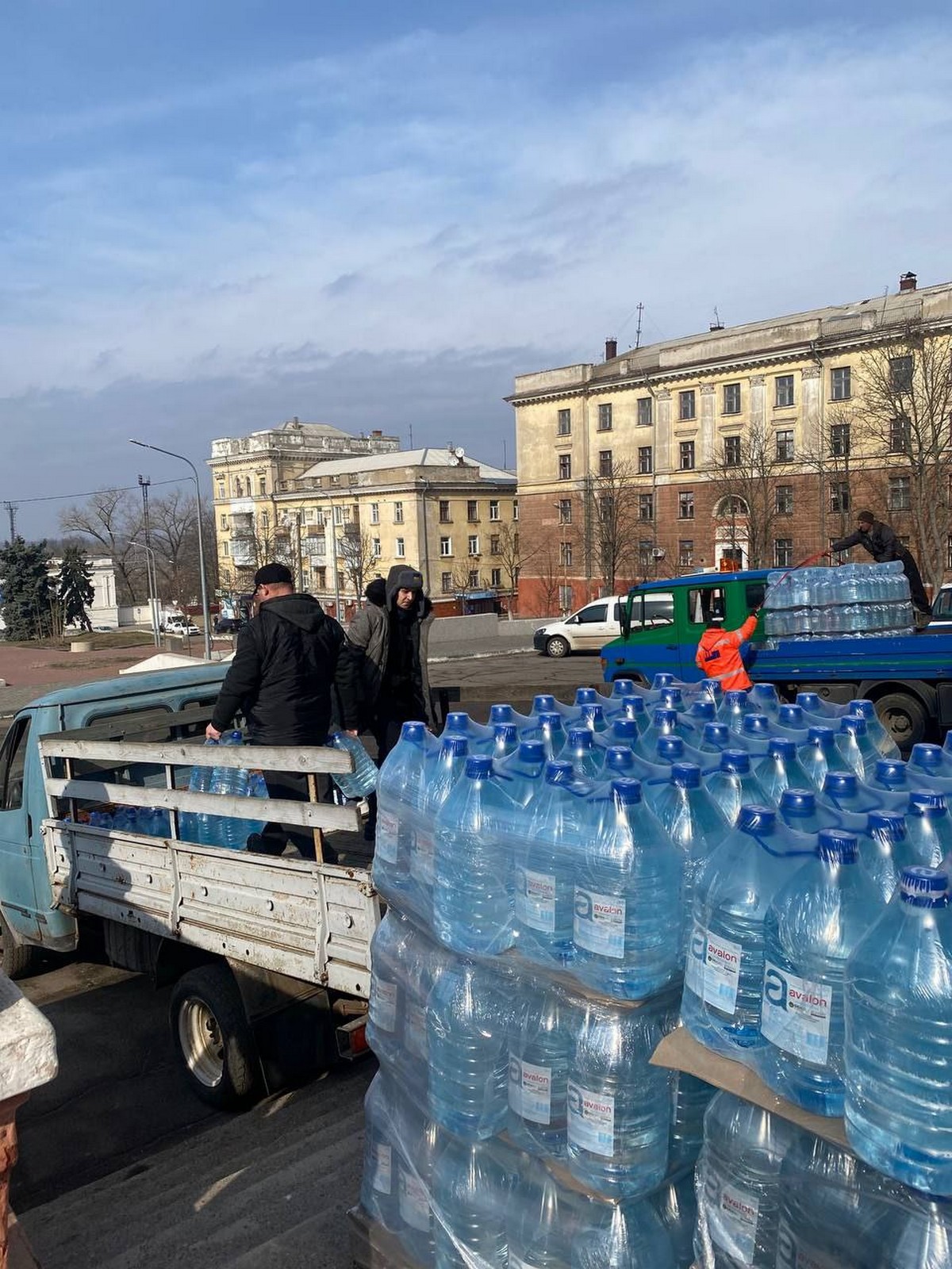 У Марганці роздають одяг та взуття і воду: фото