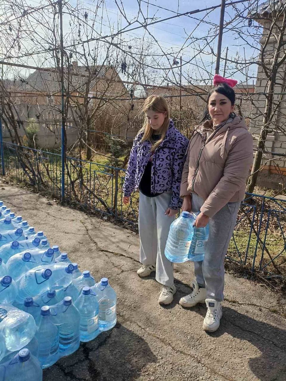 У Марганці роздають одяг та взуття і воду: фото