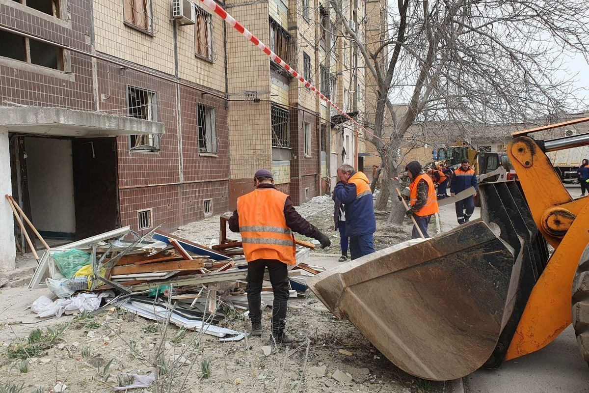 Вибито 700 вікон, понівечено десятки будинків:  Кривий Ріг оговтується після ракетної атаки (фото)