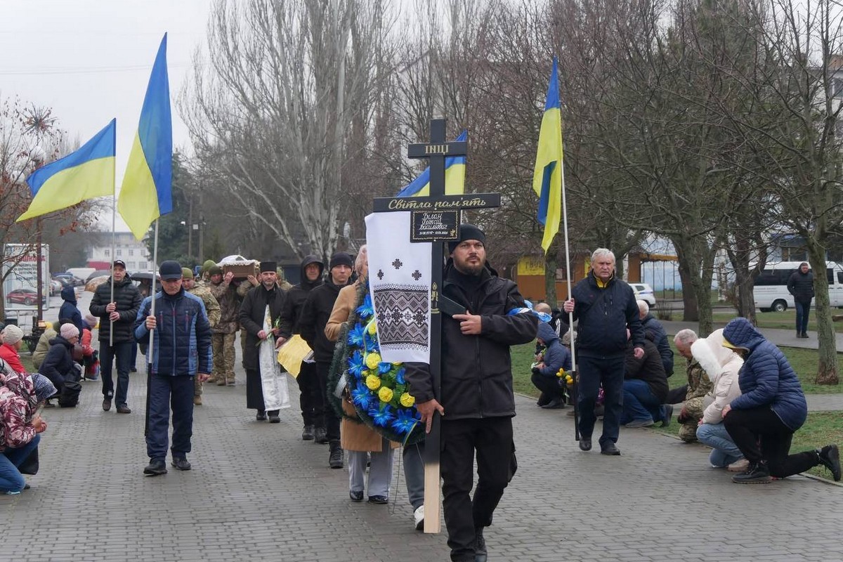 У Покрові сьогодні проводжали Героя в останню путь: фото