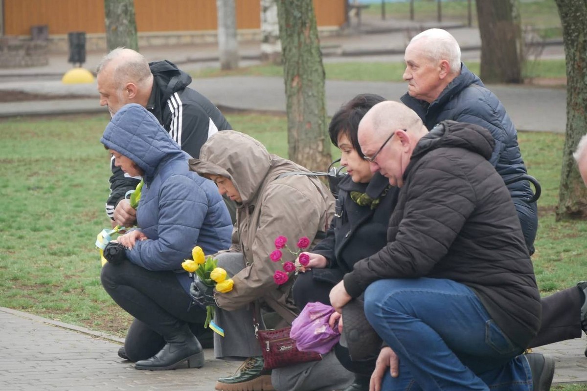 У Покрові сьогодні проводжали Героя в останню путь: фото