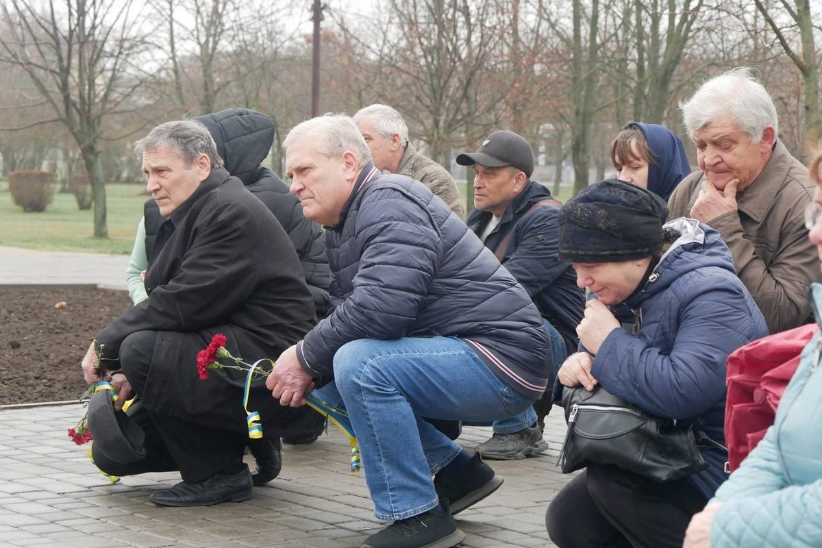 У Покрові сьогодні проводжали Героя в останню путь: фото