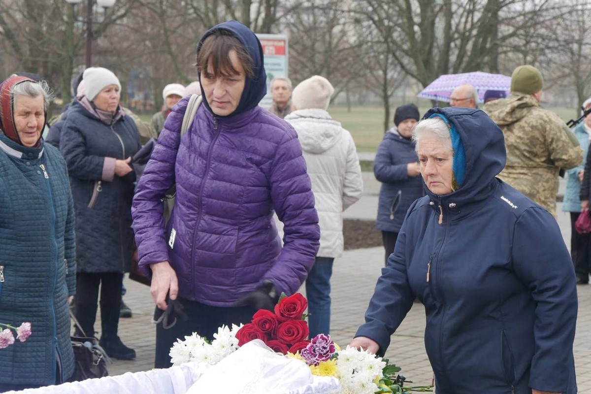 У Покрові сьогодні проводжали Героя в останню путь: фото