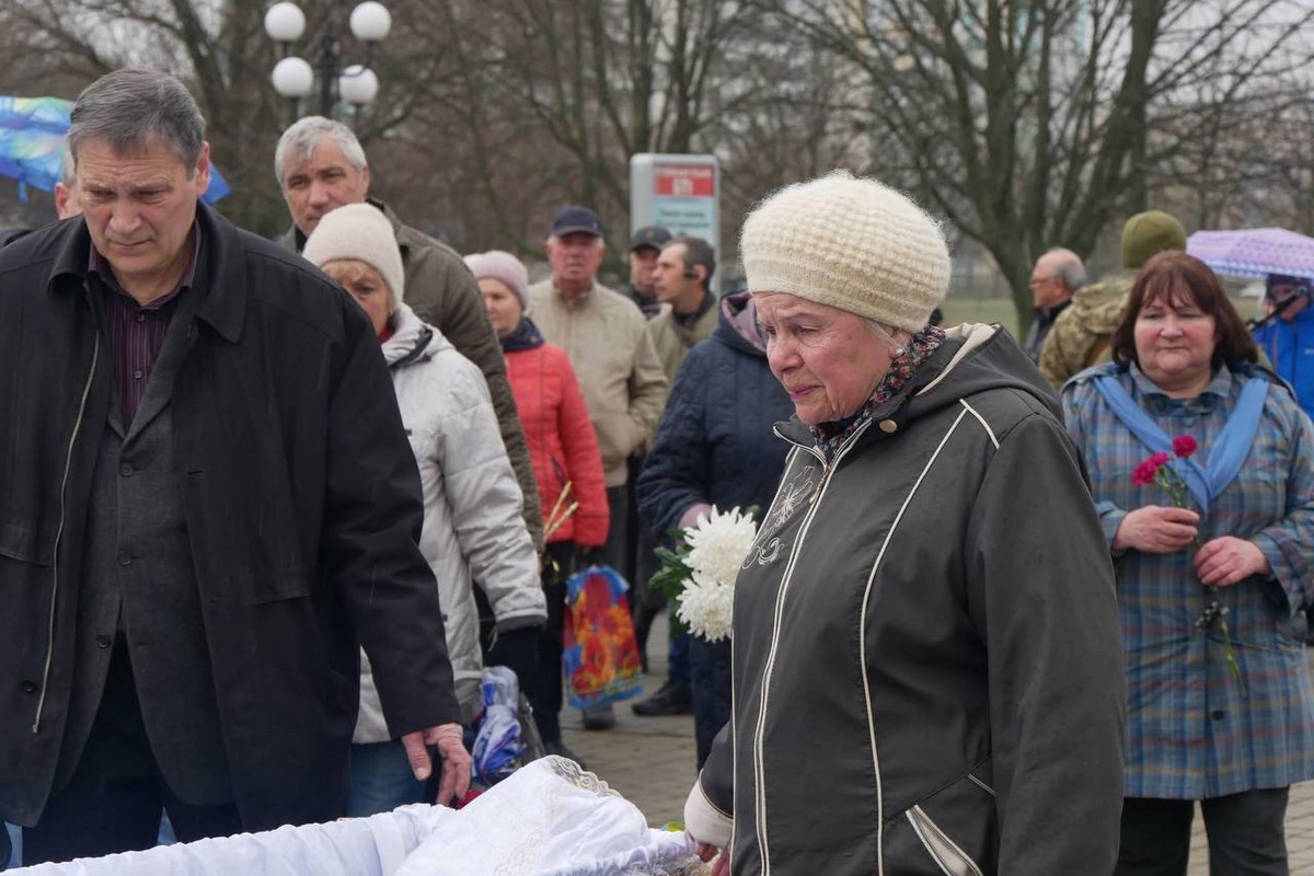 У Покрові сьогодні проводжали Героя в останню путь: фото