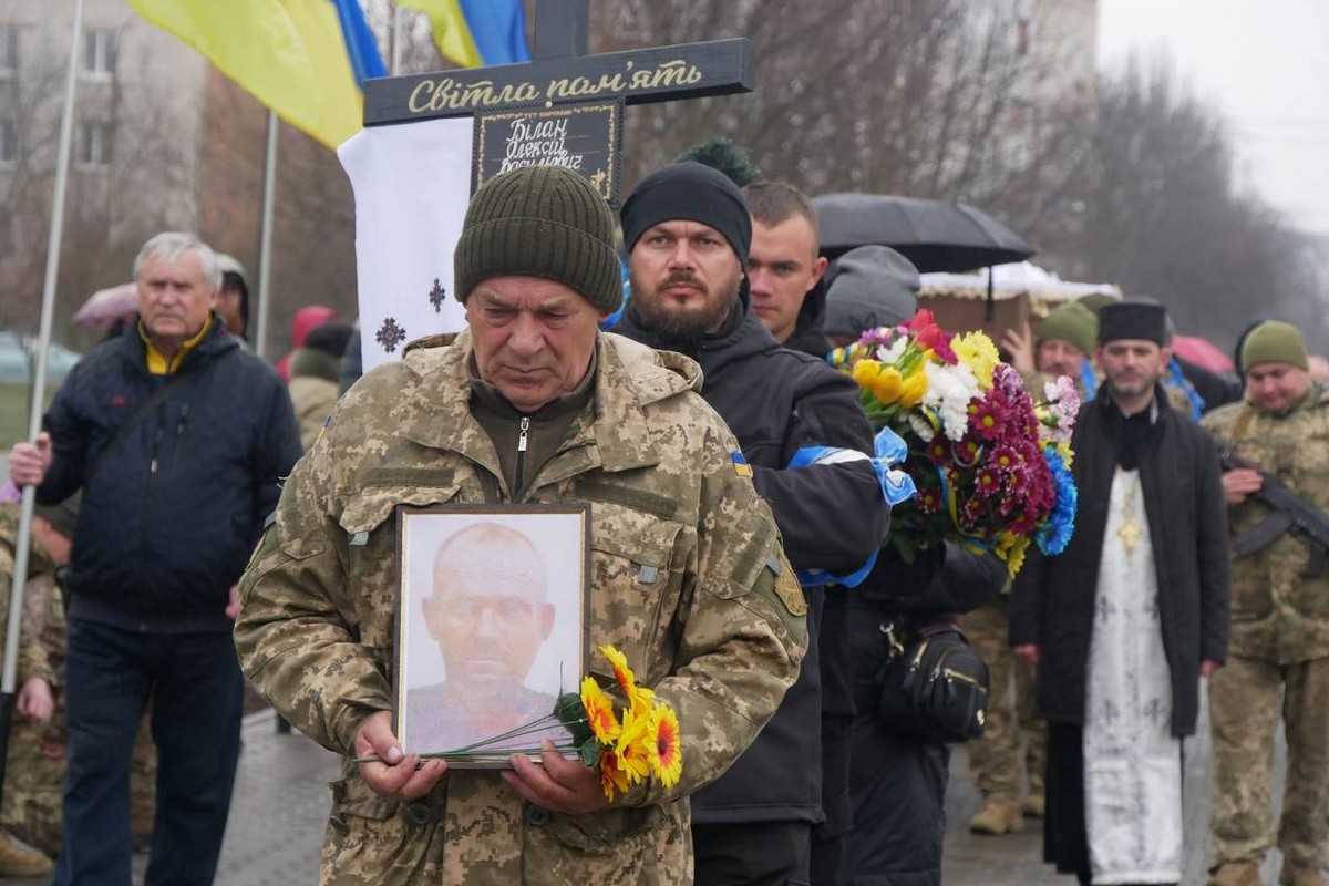 У Покрові сьогодні проводжали Героя в останню путь: фото