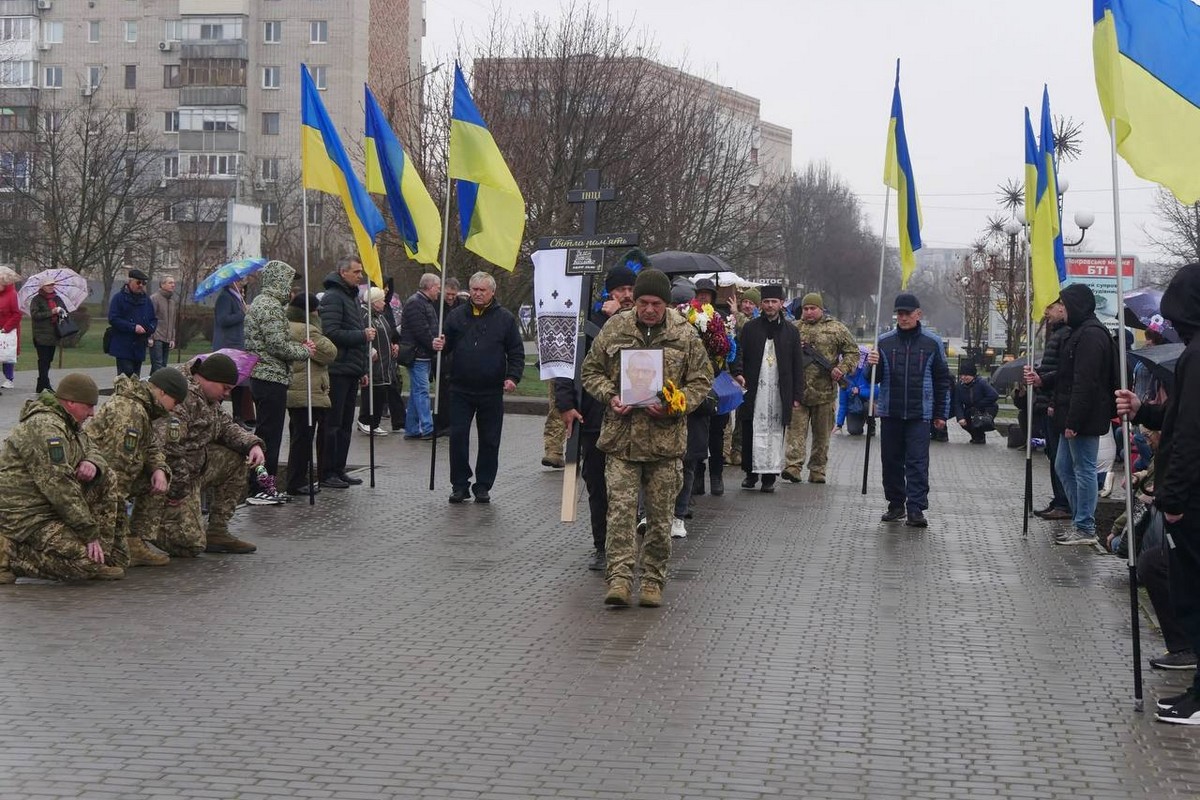 У Покрові сьогодні проводжали Героя в останню путь: фото