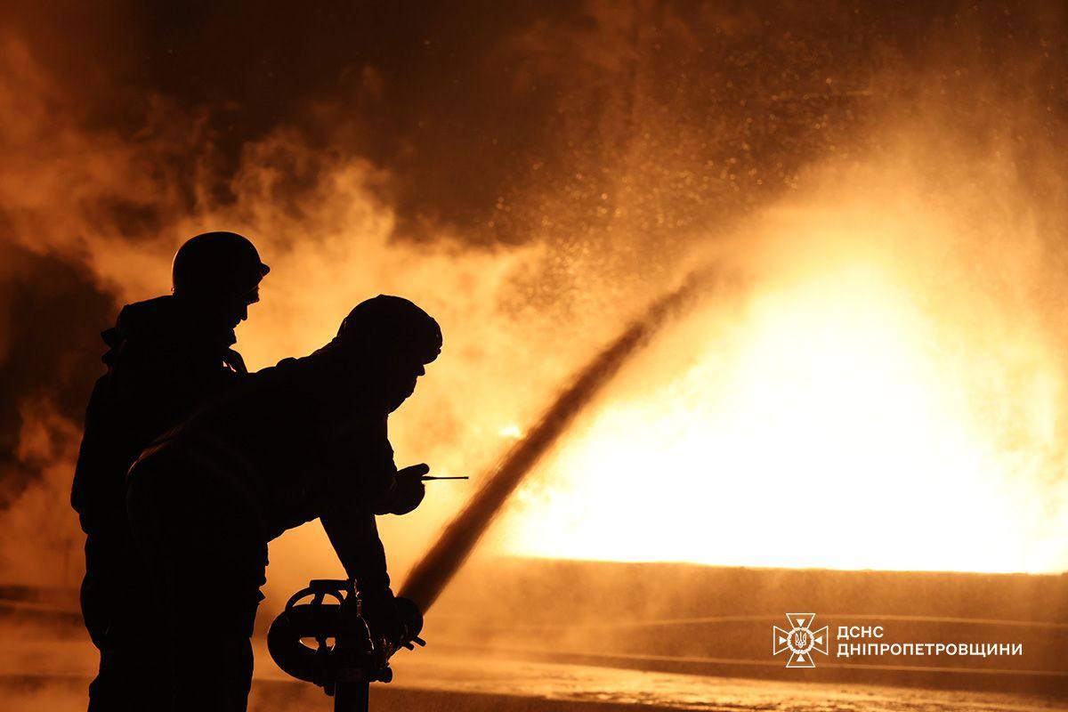 Рятувальники гасили масштабні пожежі на Дніпропетровщині після ворожих ударів: фото