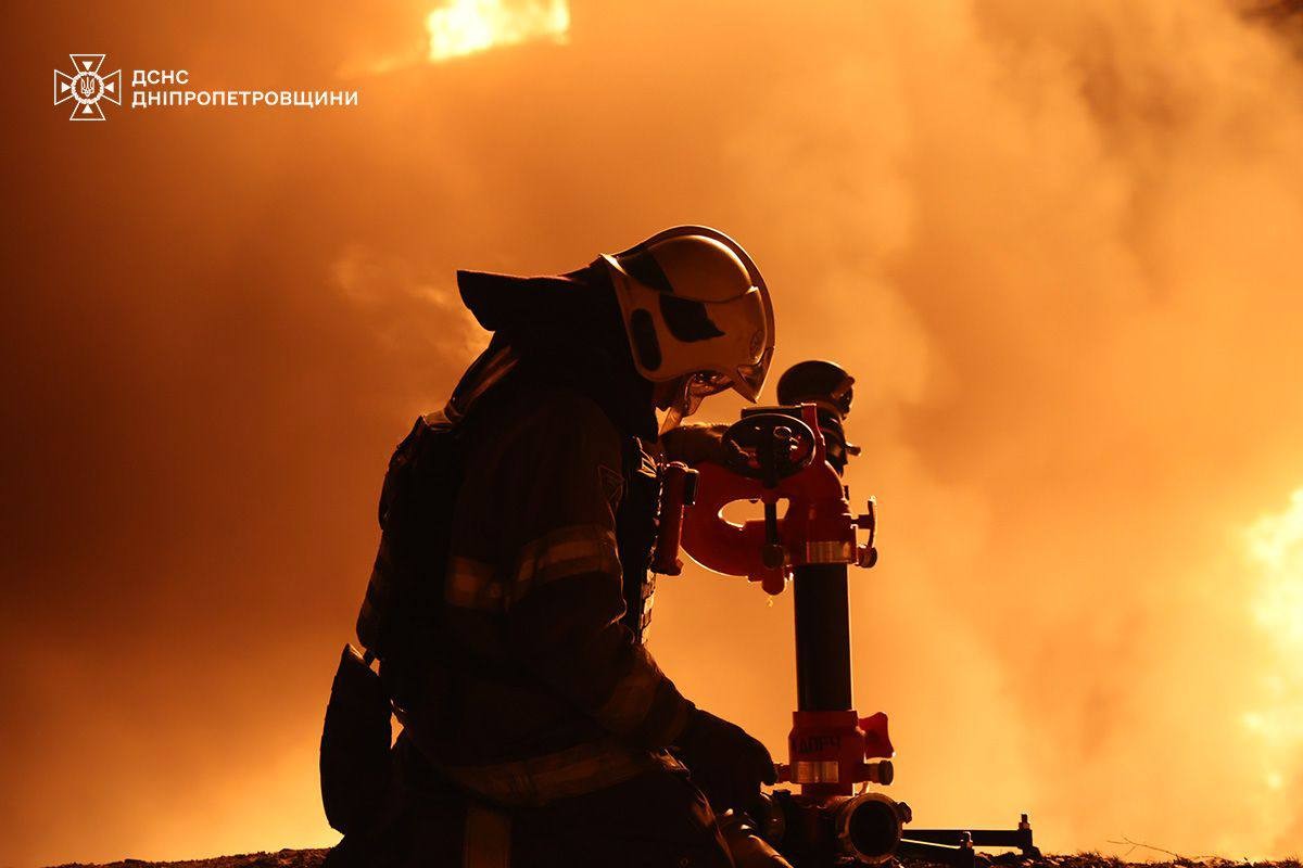 Рятувальники гасили масштабні пожежі на Дніпропетровщині після ворожих ударів: фото