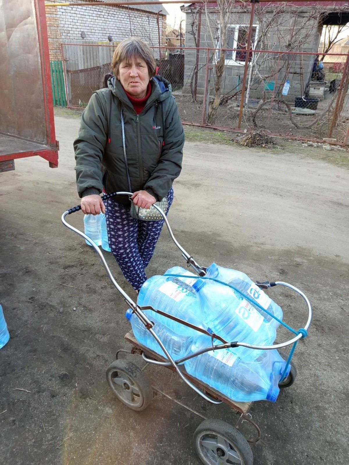 Гуманітарна допомога у Марганці: одяг, взуття, продукти, гігієнічні набори і вода (фото)