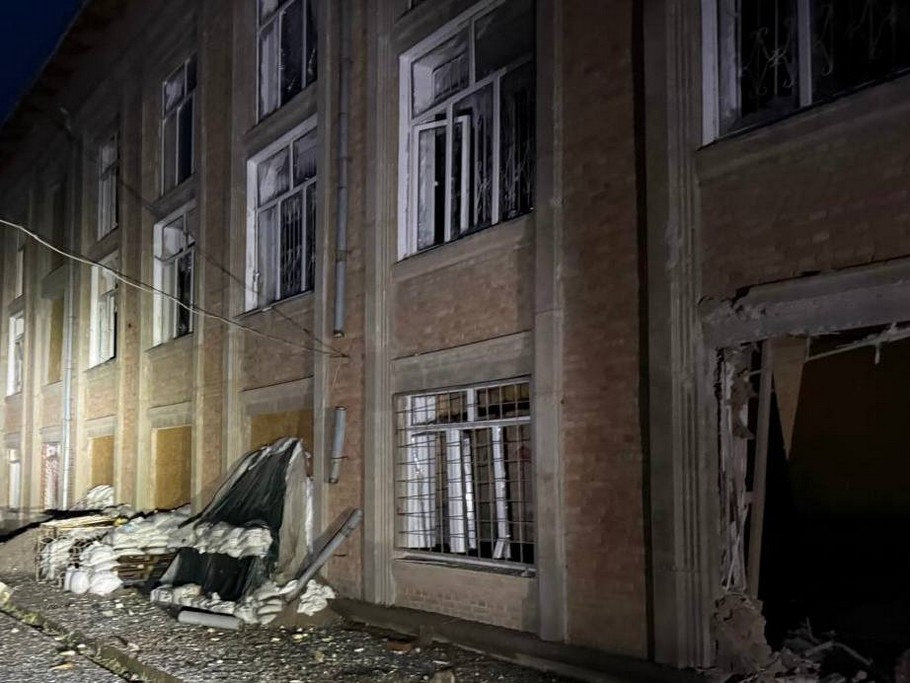 Понівечено освітній заклад і підприємство: ворог вдарив по Нікополю з РСЗВ «Град» 1 Понівечено освітній заклад і підприємство: ворог вдарив по Нікополю з РСЗВ «Град»