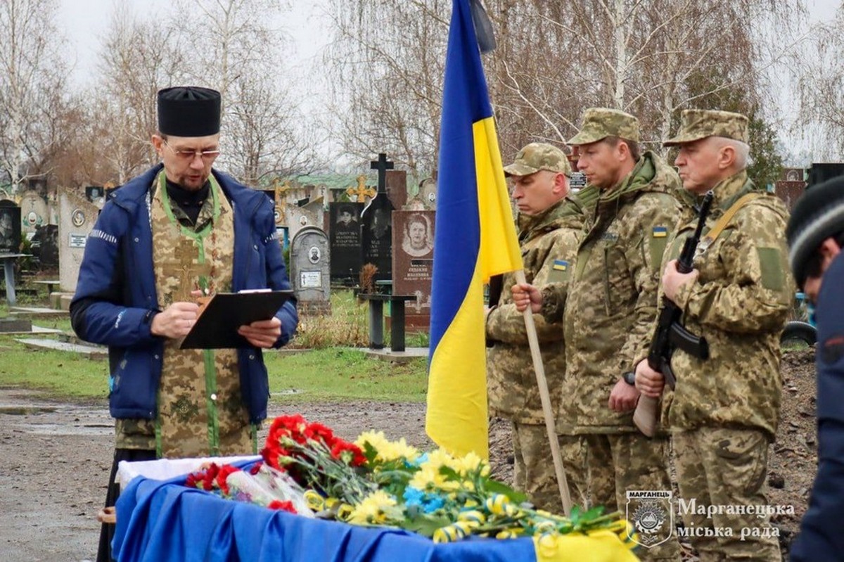 Проститися приїхали й бойові побратими: у Марганці сьогодні провели в останню путь Героя (фото) 1 У Марганці сьогодні провели в останню путь Героя: фото