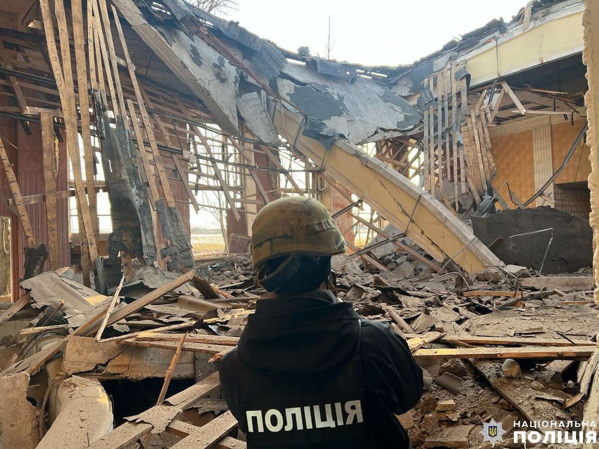 Вдарили КАБом і поранили трьох людей: про наслідки обстрілів Дніпропетровщини 28 лютого, розповіли у поліції 1 про наслідки обстрілів Дніпропетровщини 28 лютого 3