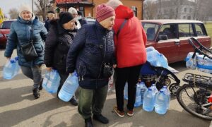 Попри побудований державою водогін мешканцям Нікопольщини продовжують роздавати воду благодійники (фото)