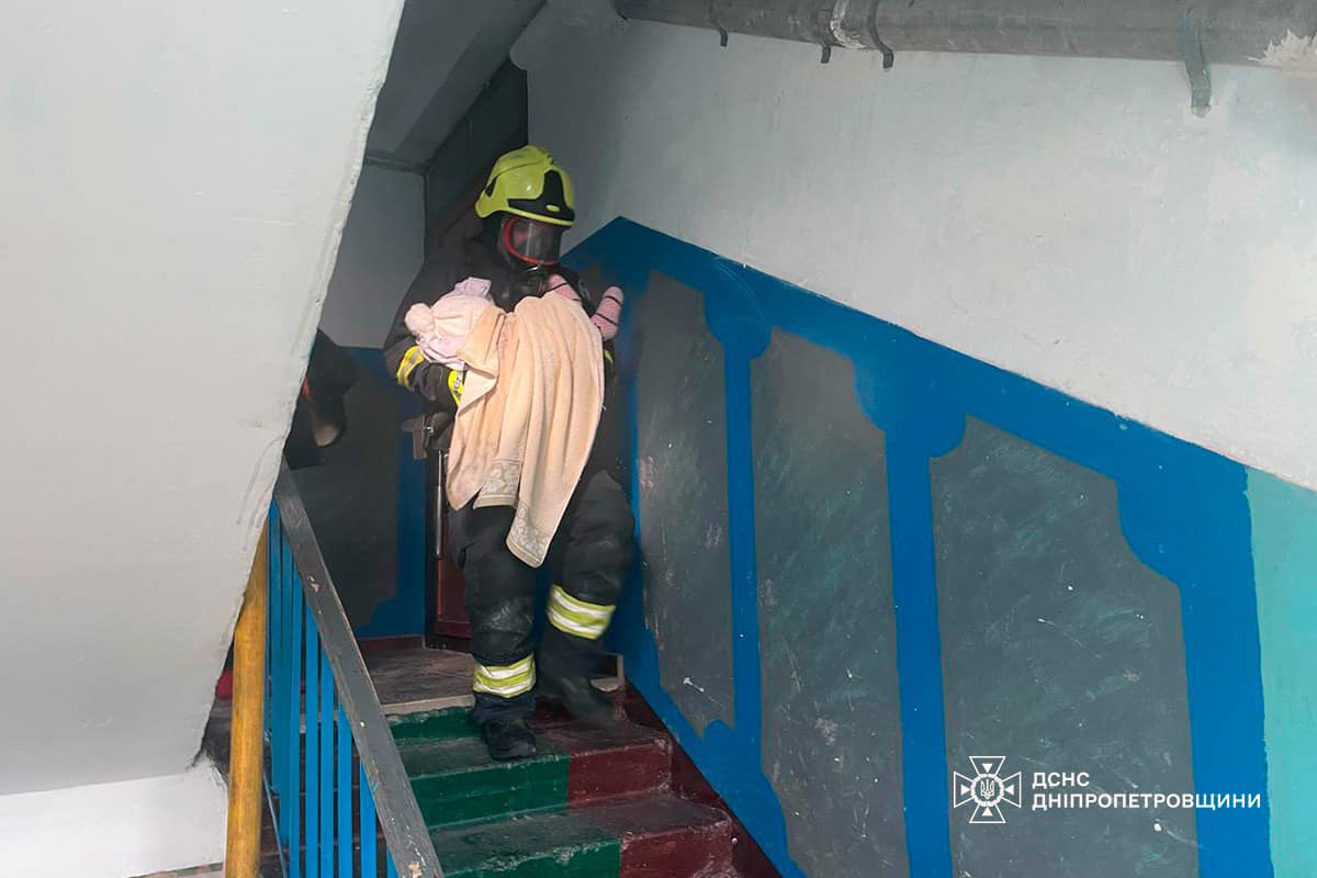 Врятували 2-х річну дитину: у багатоповерхівці Дніпра сталася пожежа 1 у багатоповерхівці Дніпра сталася пожежа