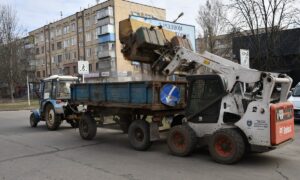 У Нікополі зносять аварійні дерева, прибирають вулиці, усувають наслідки ворожих атак (фото)