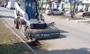 Підмітають дороги, зносять аварійні дерева, усувають наслідки обстрілів: робота комунальників Нікополя на цьому тижні