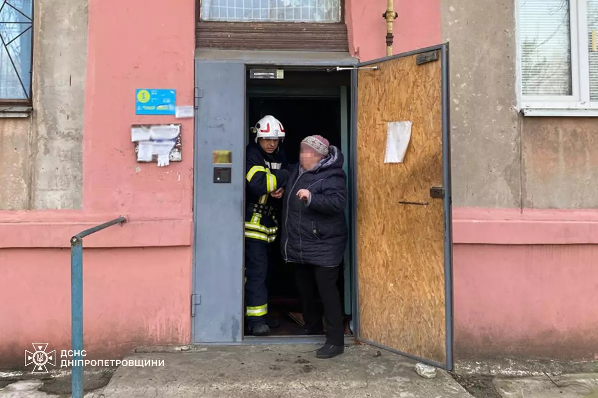 На Нікопольщині врятували літню жінку під час пожежі у багатоповерхівці